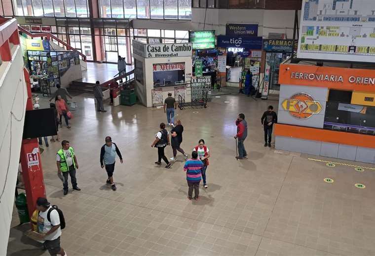 Santa Cruz: bloqueos paralizan viajes desde la Terminal Bimodal; solo hay salidas directas a Tarija la terminal registra poca afluencia de