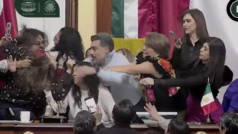 México: Diputadas se agarran a golpes y jaloneos de cabello en plena sesión del Congreso legisladora yuriri ayala golpeo cabeza
