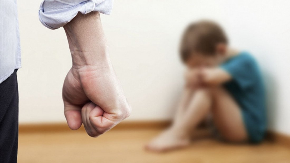 Aprehenden a padre y madrastra por golpiza a niño de tres años en Ayopaya, Cochabamba maltrato infantil 2 1000 1100