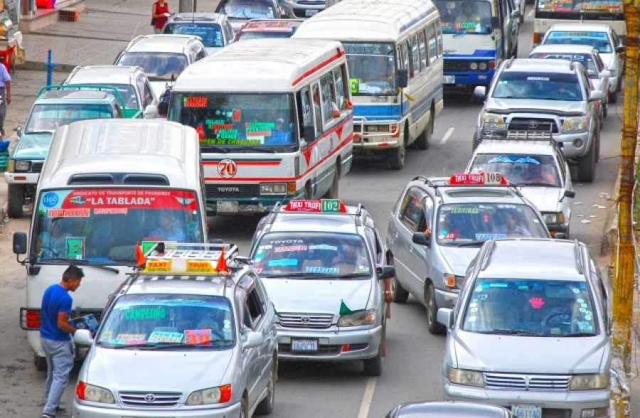 Tarija congela pasajes y abre estudio tarifario tras alza del diésel en el país micros
