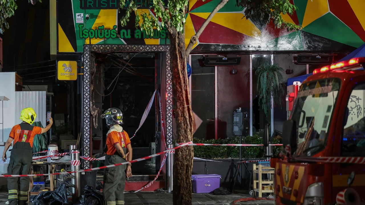 Incendio en un bar deja al menos 27 muertos en Tailandia miembros servicios emergencia trabajan afueras pub donde produjo incendio mortal bangkok tailandia 69