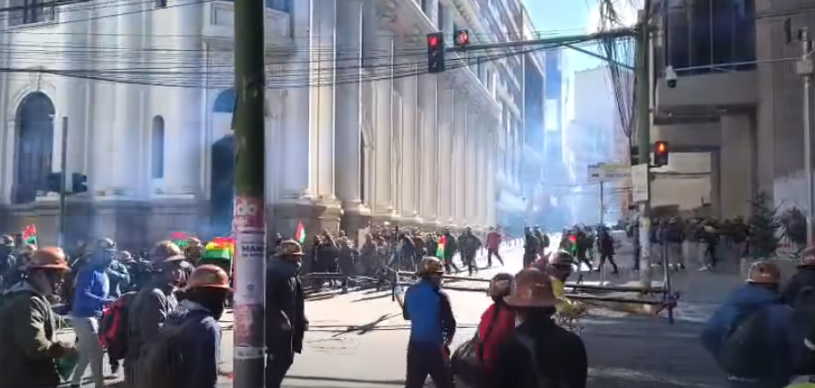 Reportan dos mineros arrestados por enfrentamientos con la Policía en plaza Murillo mineros plaza murillo