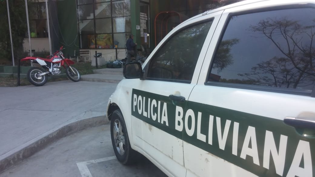Dictan detención preventiva para dos adolescentes acusados del feminicidio de una joven madre en Oruro patrulla.policia tarija