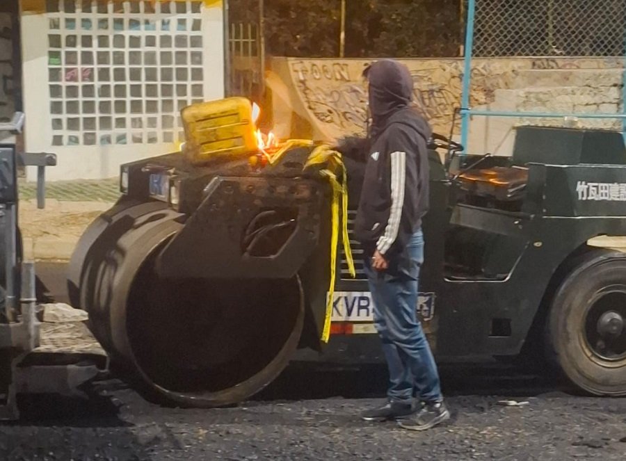 Arrestan a hombre que intentó quemar maquinaria pesada en la avenida del Poeta pavimento