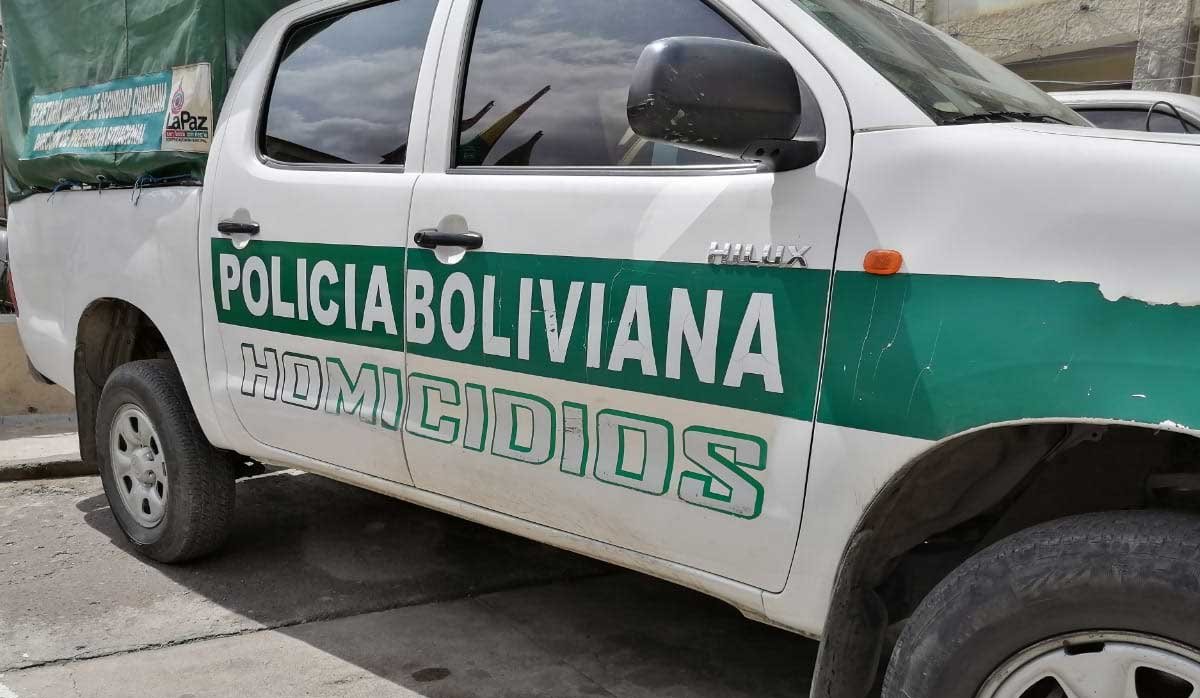Cochabamba: hallan sin vida a un hombre con disparo en la cabeza dentro de un vehículo en Villa Tunari policia 1 8 4 1