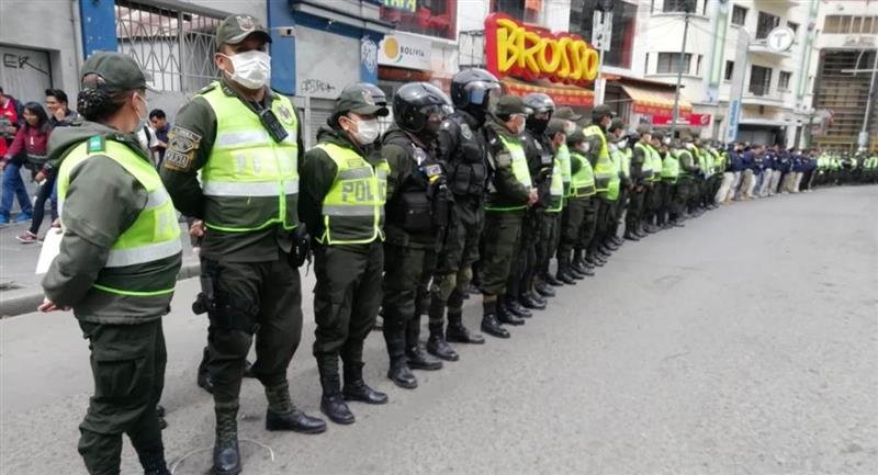 Policía activa patrullaje con drones y canes en zonas comerciales de La Paz y El Alto policia ffaa movilizaran 32000 efectivos para controlar las elecciones 863729 1