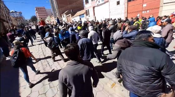 “Sin gasolina, no hay Ch’utillos”: protesta de choferes interrumpe la festividad en Potosí potosi 1