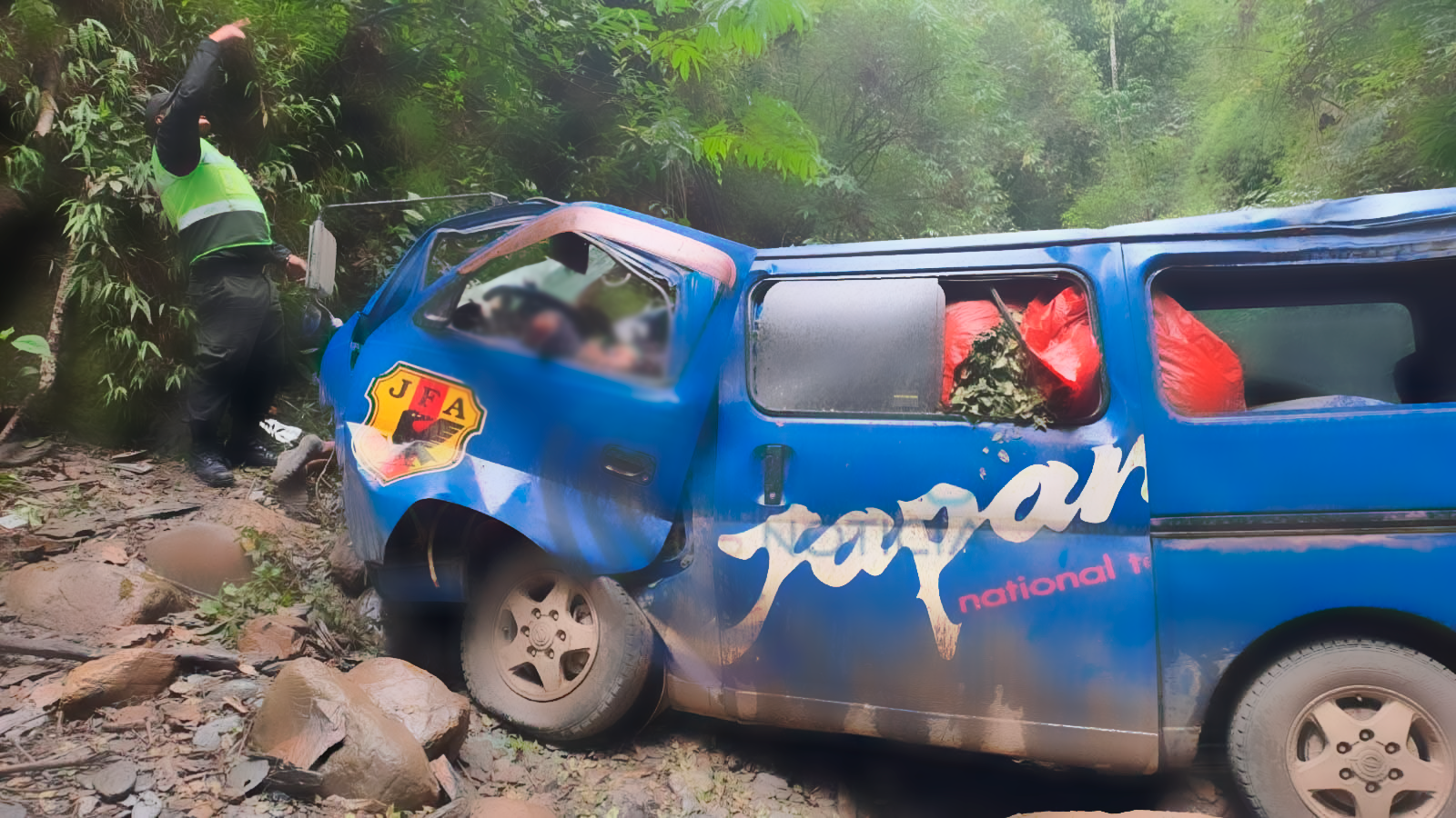 La Paz: Dos fallecidos tras embarrancamiento de más de 80 metros de minibús en Irupana qerwqrqwrqw 1