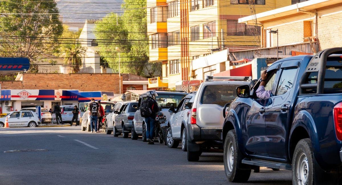 Ministro Zamora denuncia «mafias» y desvío de combustible como causa de las largas filas en surtidores reportan filas en surtidores de la paz y cochabamba tras navidad 1267507