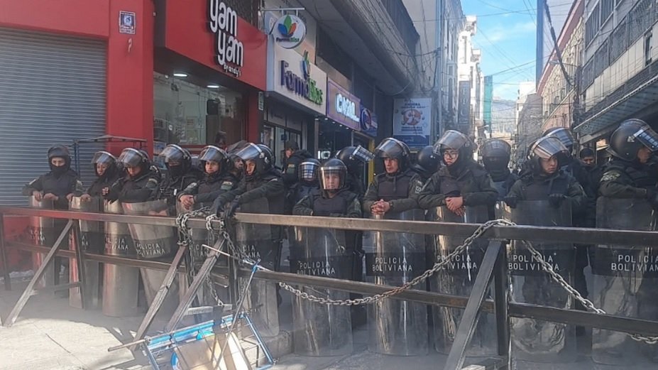 Policía refuerza la seguridad en plaza Murillo por marcha de la COB resguardo