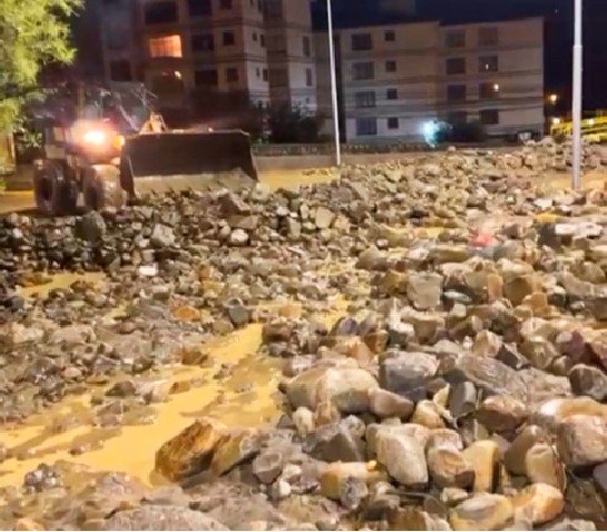 Lluvias: Desborde un río deja una persona muerta, casas inundadas y calles intransitables en Achumani riada ok