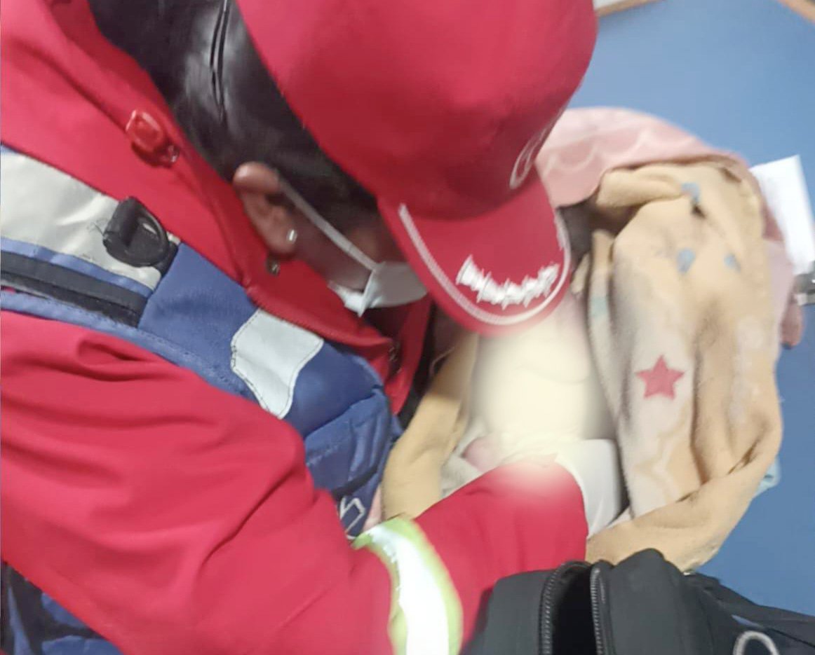 Hallan con vida a un recién nacido abandonado en una bolsa en El Alto seguridadd