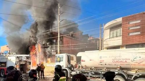 Incendio de gran magnitud consume tres ferreterías en Villa Armonía, Sucre small noticia 14 15 4 526d6c6d16 0