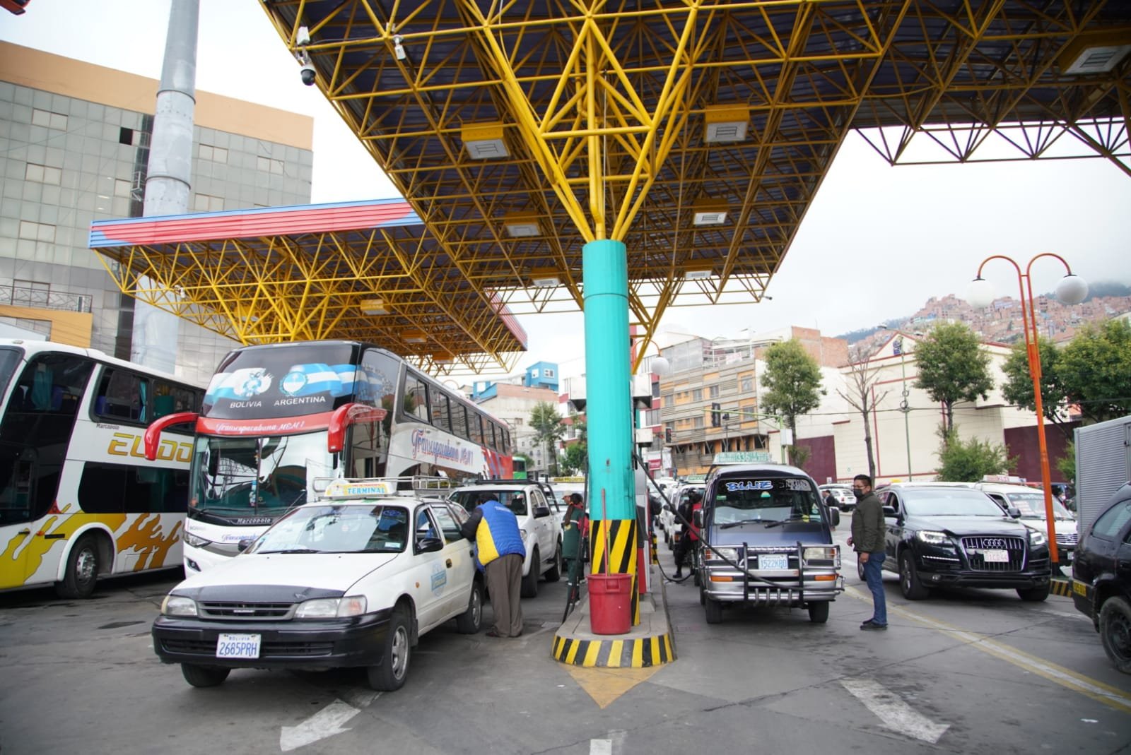 Gobierno prevé normalizar el abastecimiento de combustible entre martes y miércoles, asegura viceministro Santamaría surtidores 1