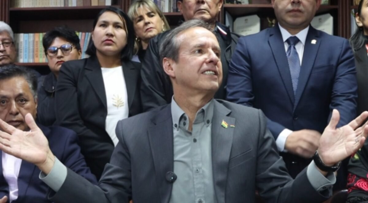 Tuto afirma que el Gobierno “le tiene miedo a Evo” y apuesta a que el Mundial “levante” los bloqueos u el expresidente jorge quiroga en rueda de prensa 1781210859 e1781214364962