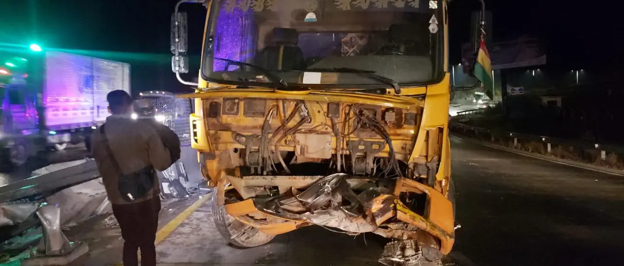 Cuatro heridos y ocho vehículos afectados en la múltiple colisión en la autopista La Paz – El Alto uno de los vehiculos que protagonizo 101 12824840 20250819112411