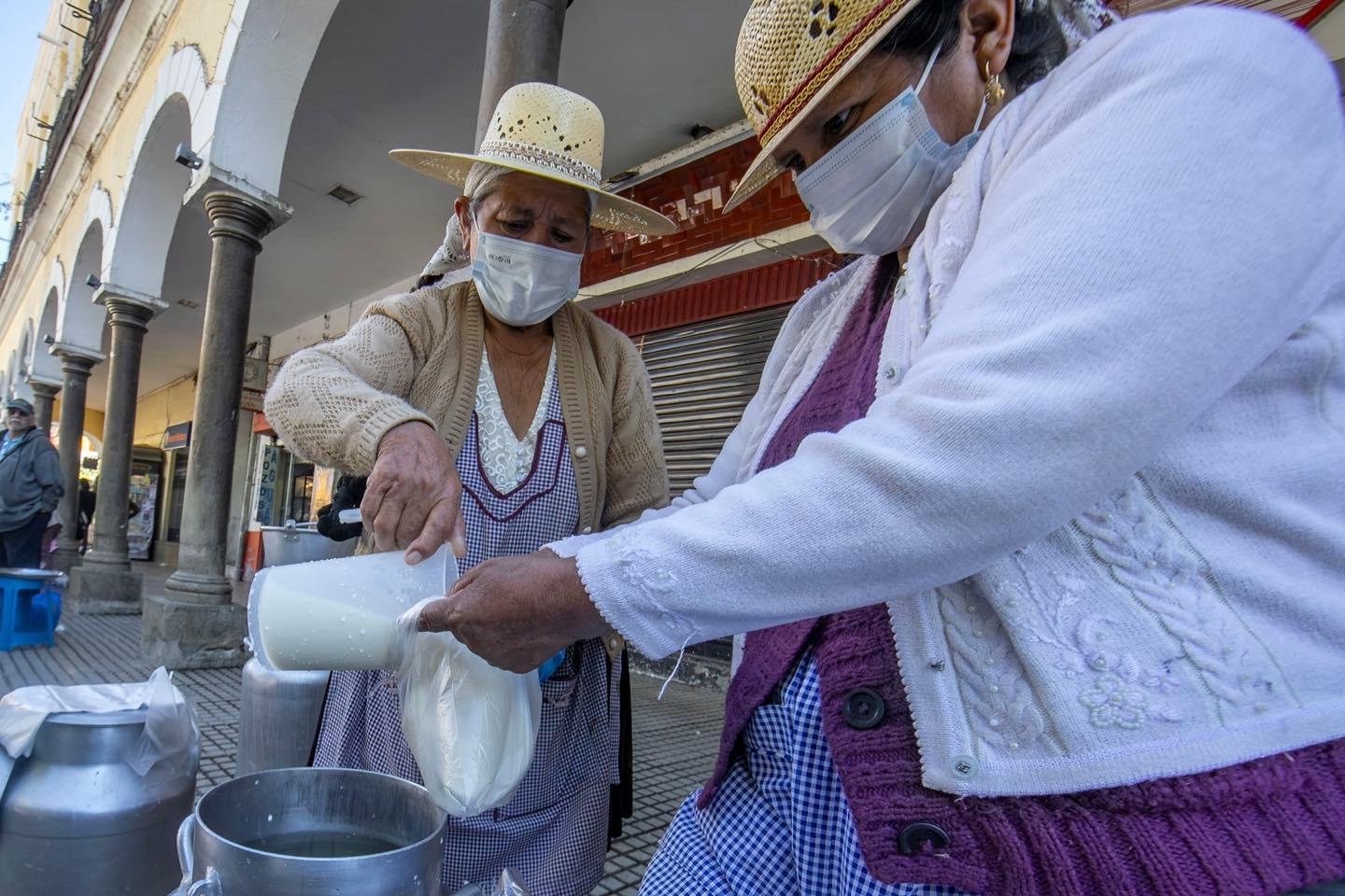 Productores venden leche y huevos en la plaza principal de Cochabamba por bloqueos en el país venta de leche