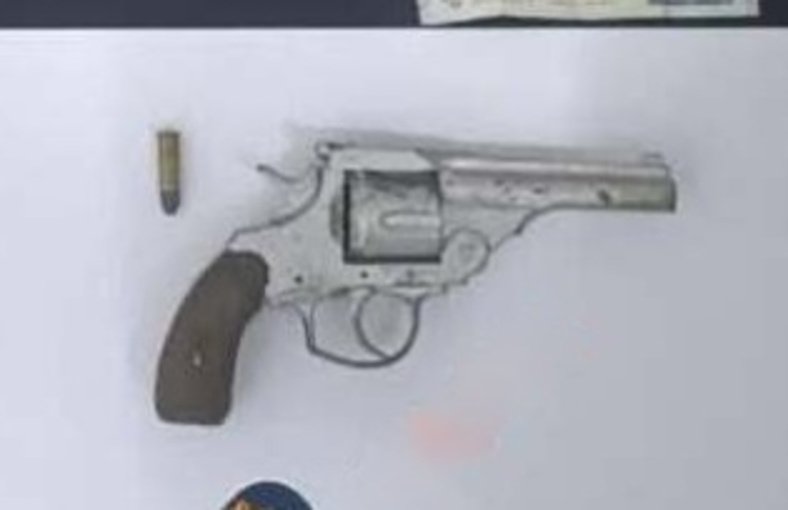 Aprehende a un hombre con un arma de fuego en medio de medio los festejos de Urkupiña wmremove transformed 1 1 2