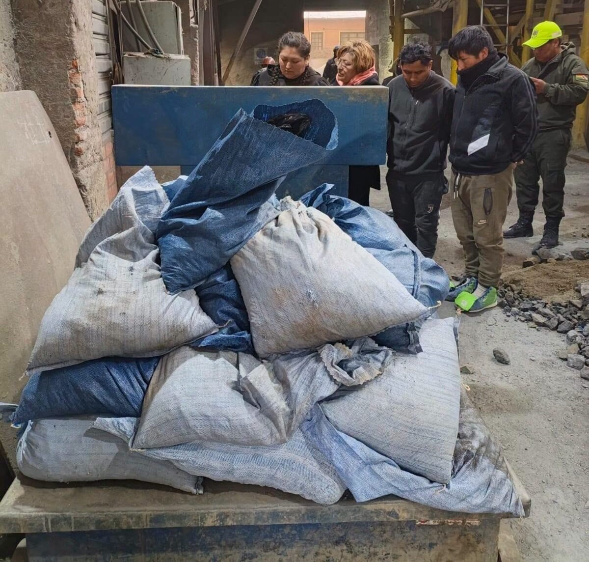 Policía desmantela centro clandestino de acopio de mineral en Huanuni, Oruro wmremove transformed 3 4 e1781908597753