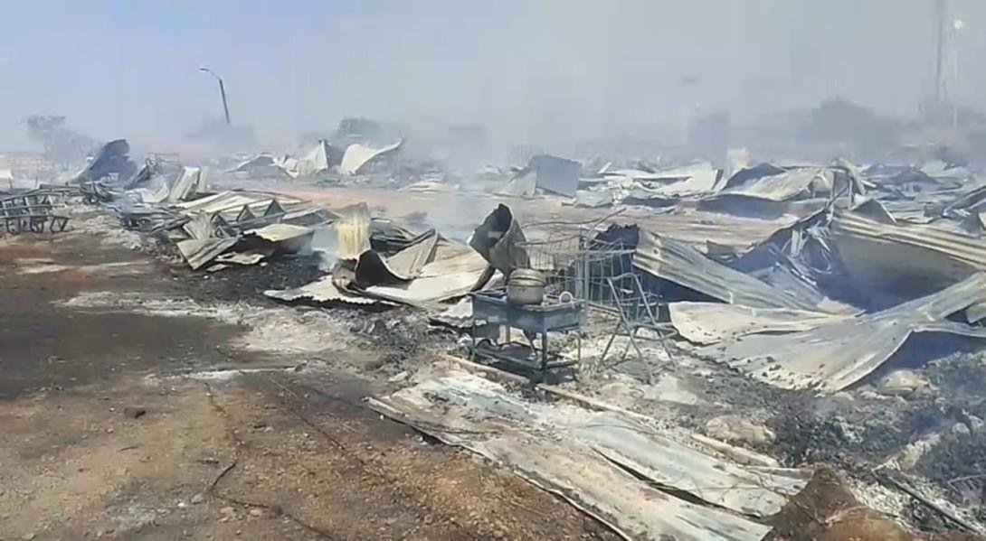 Incendio deja en cenizas una feria de abarrotes y ropa usada en Santa Cruz wmremove transformed 8